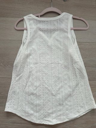Camiseta de tirantes blanca con calados