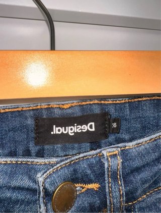Vaqueros Desigual rectos bordados florales