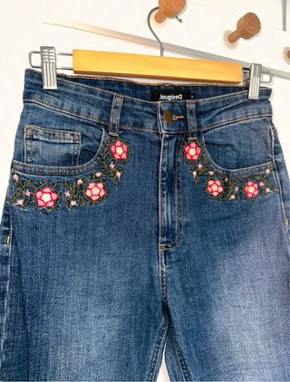 Vaqueros Desigual rectos bordados florales