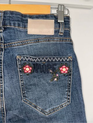 Vaqueros Desigual rectos bordados florales
