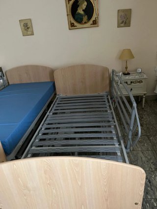 Cama articulada con cabecero de madera