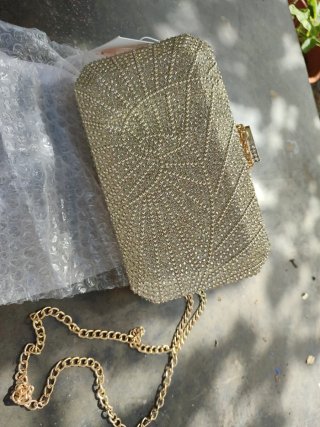 Bolso de fiesta dorado con cadena
