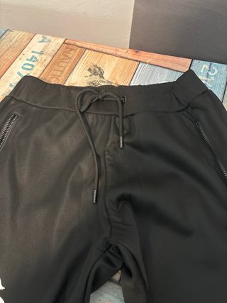 Chaqueta Jordan Negra y pantalón.