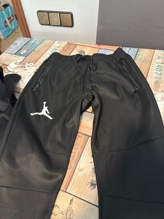 Chaqueta Jordan Negra y pantalón.