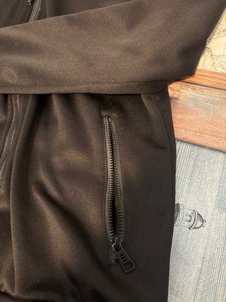 Chaqueta Jordan Negra y pantalón.