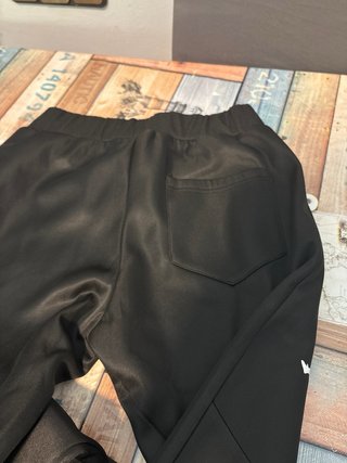 Chaqueta Jordan Negra y pantalón.