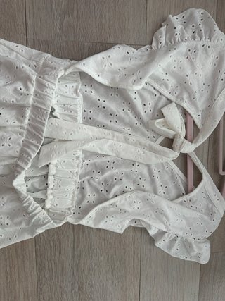 Blusa Blanca con Escote en la Espalda