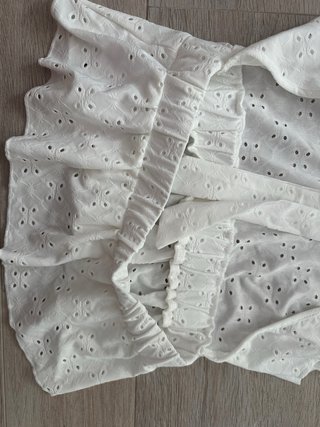 Blusa Blanca con Escote en la Espalda
