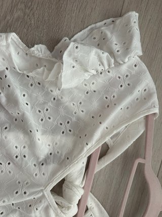Blusa Blanca con Escote en la Espalda