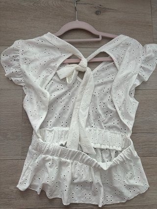 Blusa Blanca con Escote en la Espalda