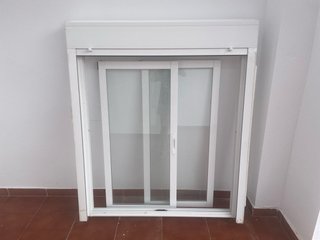 Ventana Corredera Blanca con Persiana