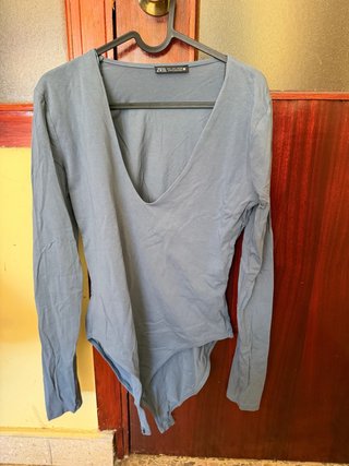 Body Zara escote pico manga larga gris