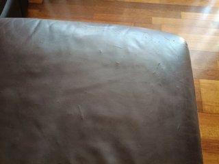 Sofá de piel marrón chocolate con puf