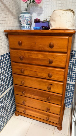 Cómoda de madera marrón