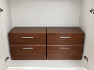 Conjunto de Cómoda, 2 Mesitas y Espejo