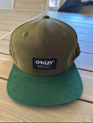 Cappello con visiera Oakley