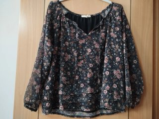 Blusa floral manga larga.