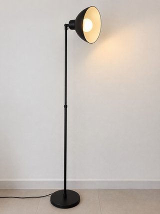 Lámpara de pie negra estilo minimalista