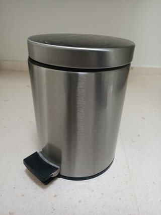 Papelera de baño con pedal marca Brabantia
