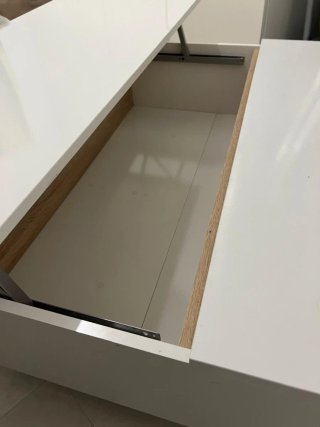 Mesa de centro blanca y madera