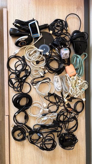 Lote 40 uds: Cables, Cargadores, Auriculares y más