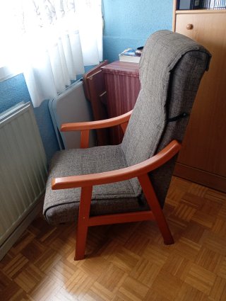 Sillón de tela y madera