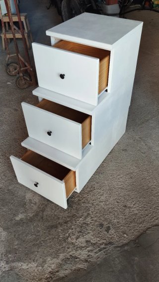 Mueble de madera blanco escalonado
