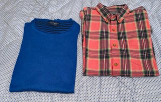 Jersey azul y camisa de cuadros roja