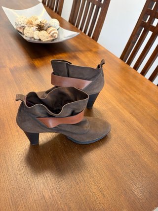 Botines Hispanitas Ante Marrón Tacón