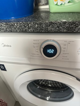 Lavadora Midea Blanca con un año de uso solo