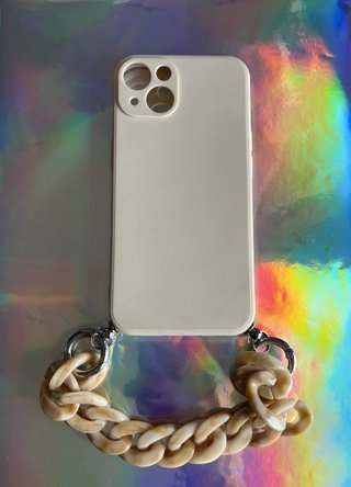 Funda movil beige con cadena iPhone 13 iphone 14