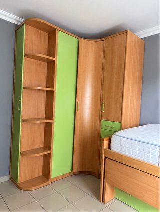 Armario, cama con colchón y zapatero mesa noche