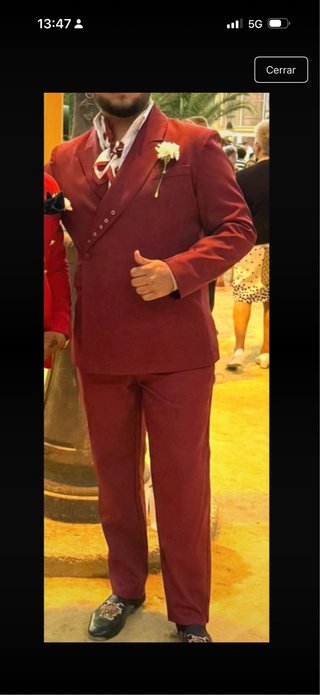 Traje de hombre rojo cruzado