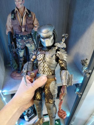 Hot Toys Predator MMS162 1/6 scale predators