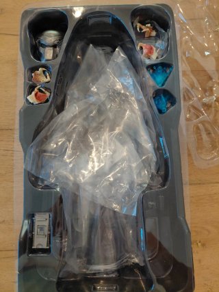 Hot Toys Predator MMS162 1/6 scale predators