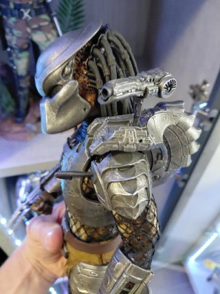 Hot Toys Predator MMS162 1/6 scale predators