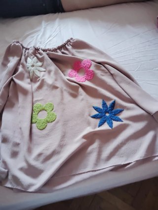 Ropa con flores de ganchillo