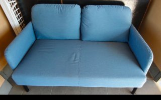 Sofá pequeño azul Ikea