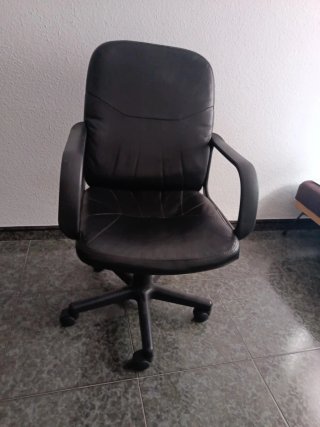 Silla de oficina negra