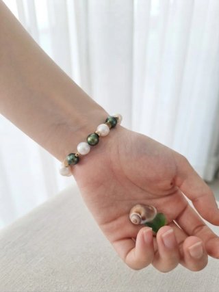 Preciosa y Delicada Pulsera  Blancas y Verdes