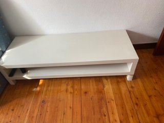 Mesa TV y auxiliar blanca