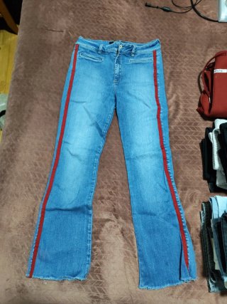 Pantalón Vaquero Azul con Franjas Rojas