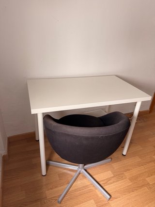 Mesa de escritorio blanca de madera