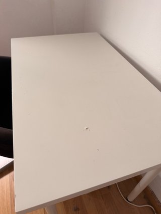 Mesa de escritorio blanca de madera