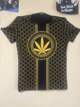 Camiseta Negra con Estampado Dorado