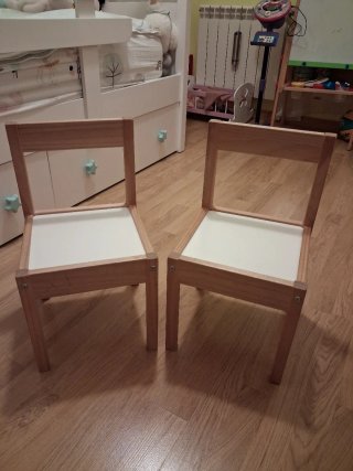 Mesa y 2 sillas infantiles