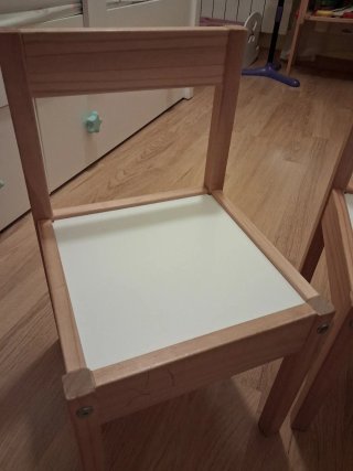 Mesa y 2 sillas infantiles