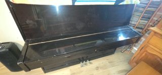 Piano de pared negro