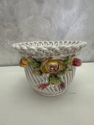 Portavaso in ceramica decorato con fiori