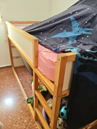 Cama Alta Ikea con Cortina